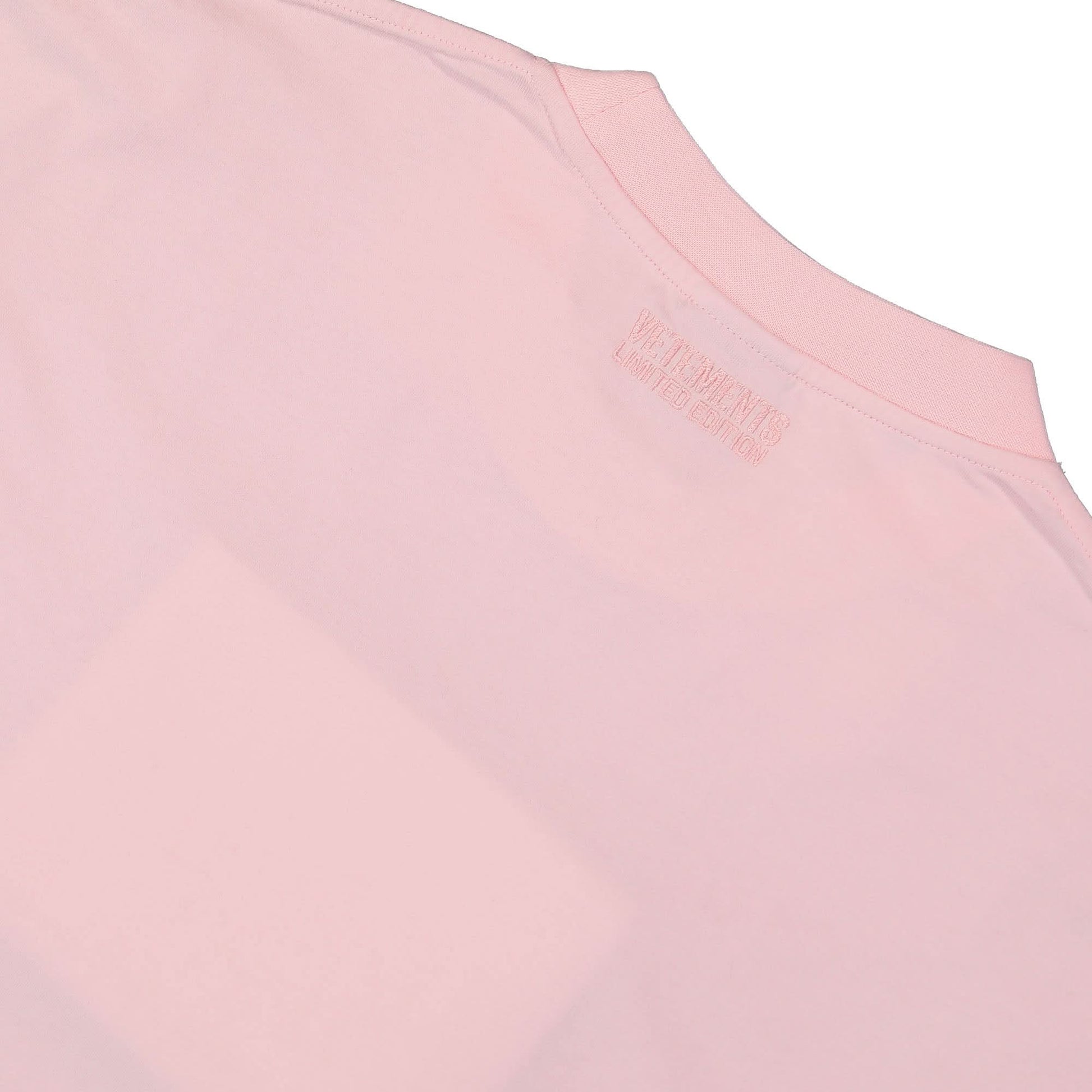 VETEMENTS 4 Seasons Embroidered Logo T-Shirt Pink Detail view 4 | Gate