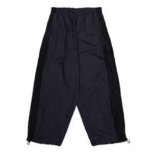 VETEMENTS 50/50 Mesh Pannel Tracksuit Pants Black Sweat & Track Pants UH76GP700B Detail View 1 | GATE
