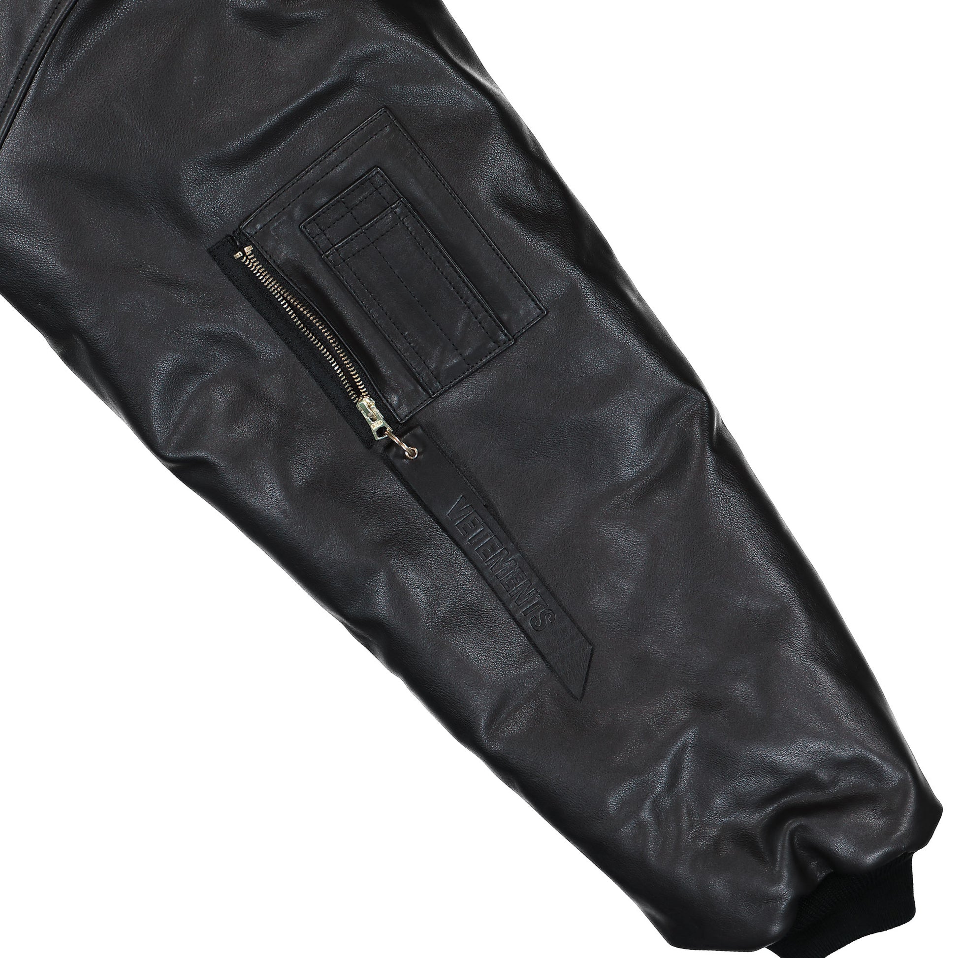 VETEMENTS Oversized Leather Bomber Jacket Black Jackets UH76LB300B Detail View 5 | GATE