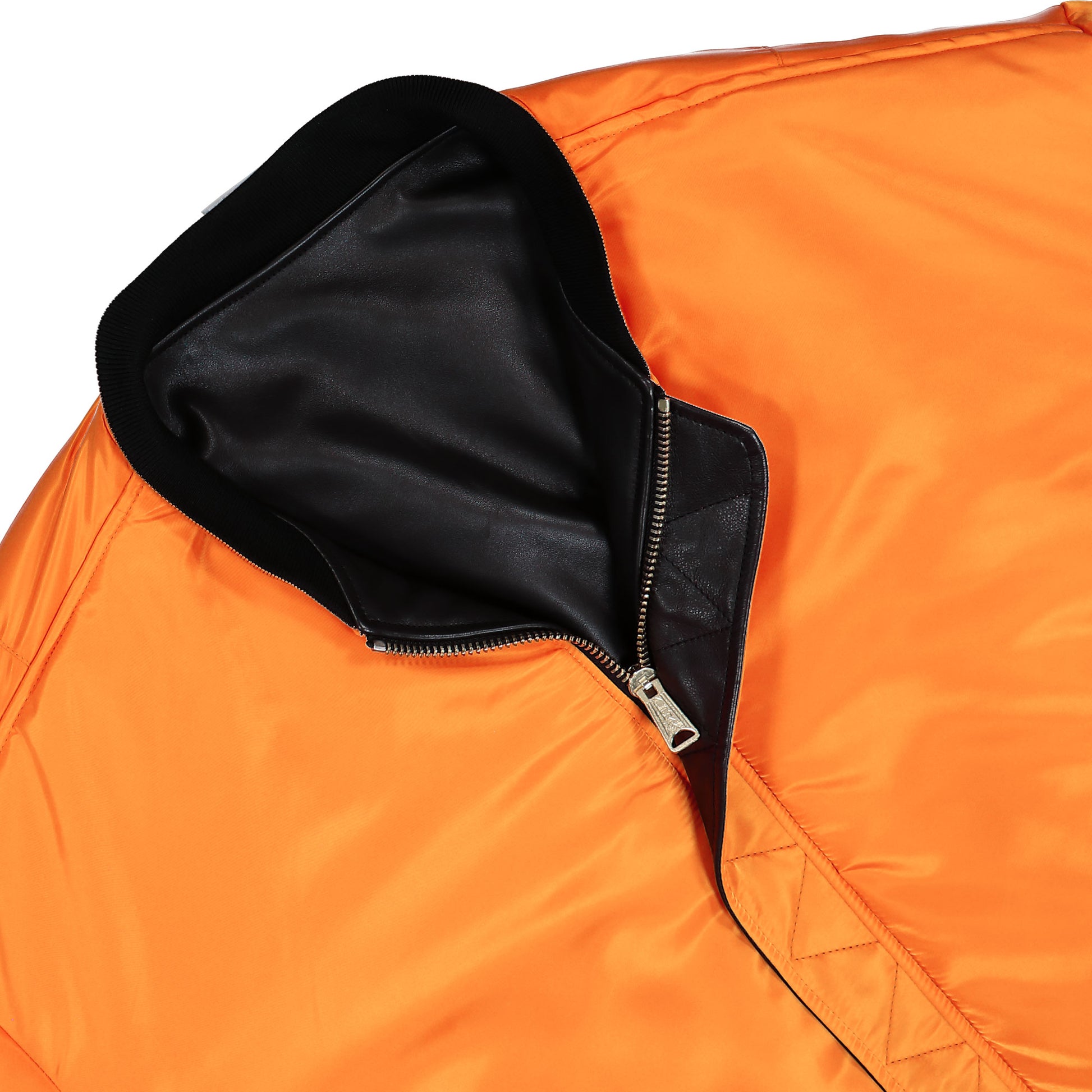 VETEMENTS Oversized Leather Bomber Jacket Black Jackets UH76LB300B Detail View 7 | GATE